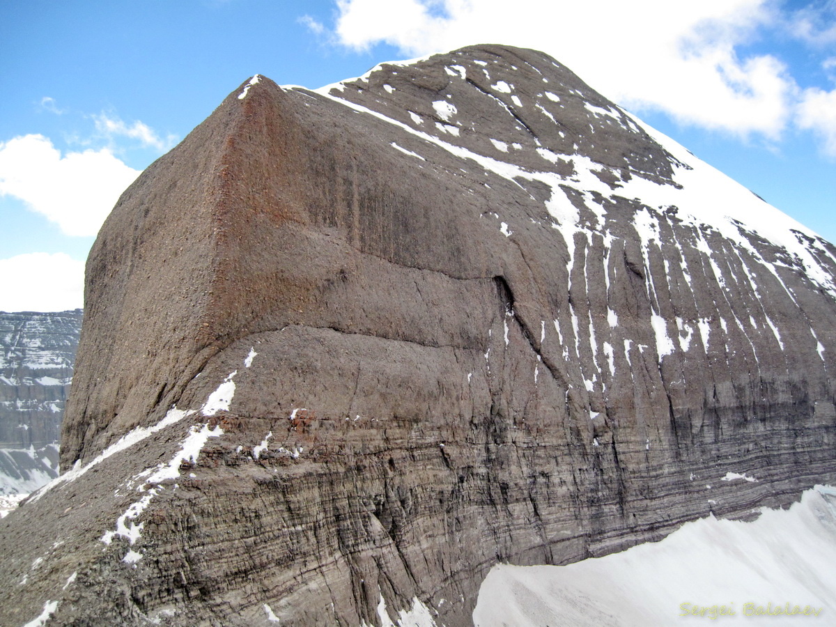 Источник: https://www.mt-kailash.ru/fotogallery/kaylas-2009-may/kaylas-2009-may-u-podnozhiya-malogo-kaylasa